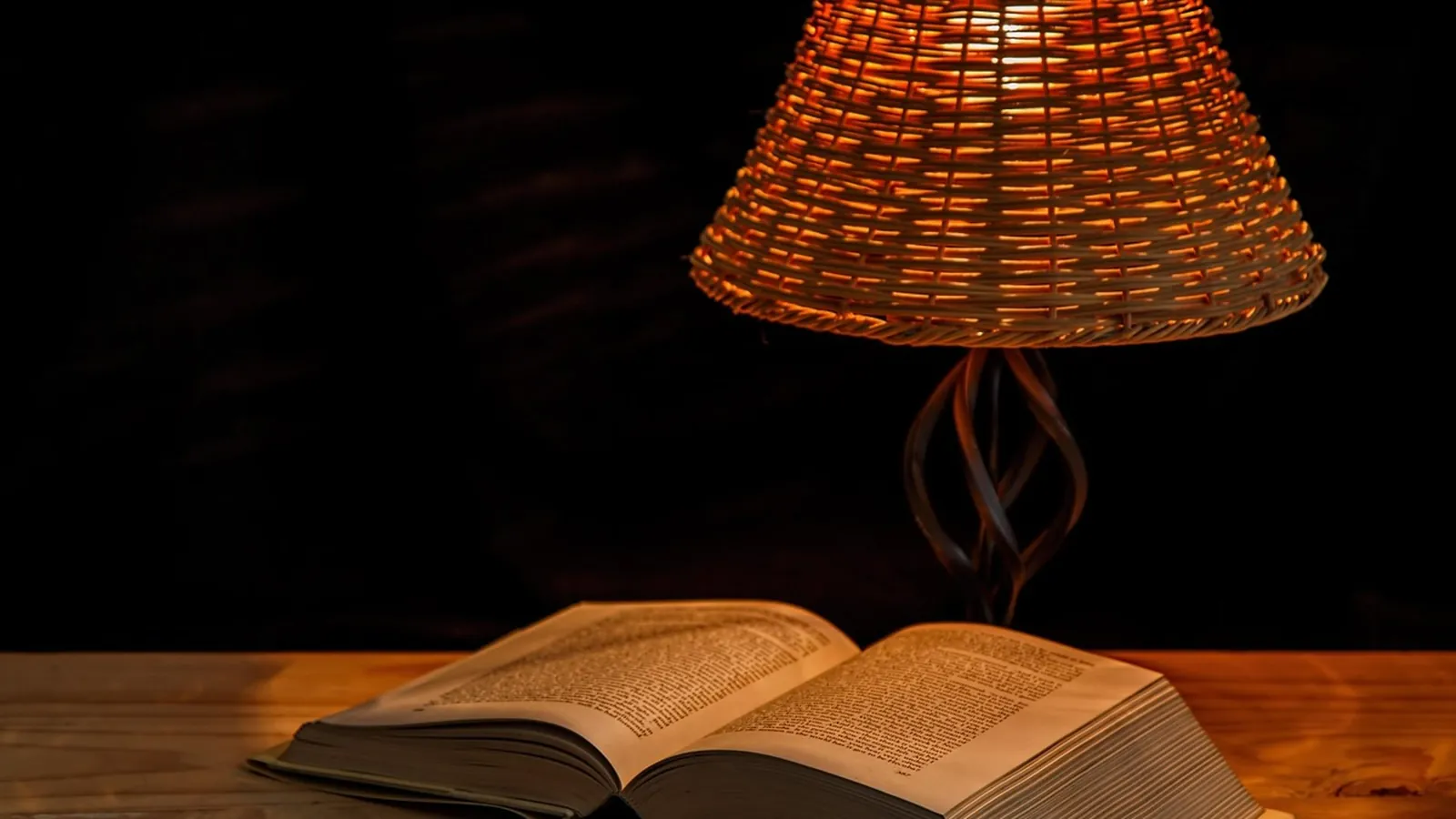 Nachttisch mit Lampe neben einem Bett