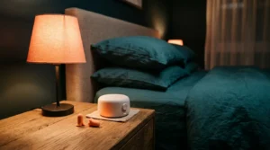Ohrstöpsel auf einem Nachttisch neben dem Bett